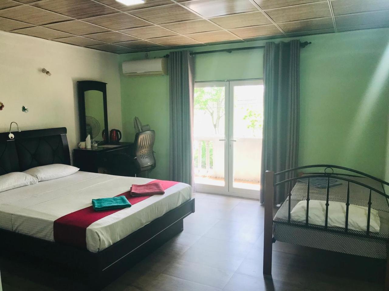 This Is It Airport Hotel And Restaurant Negombo Kültér fotó